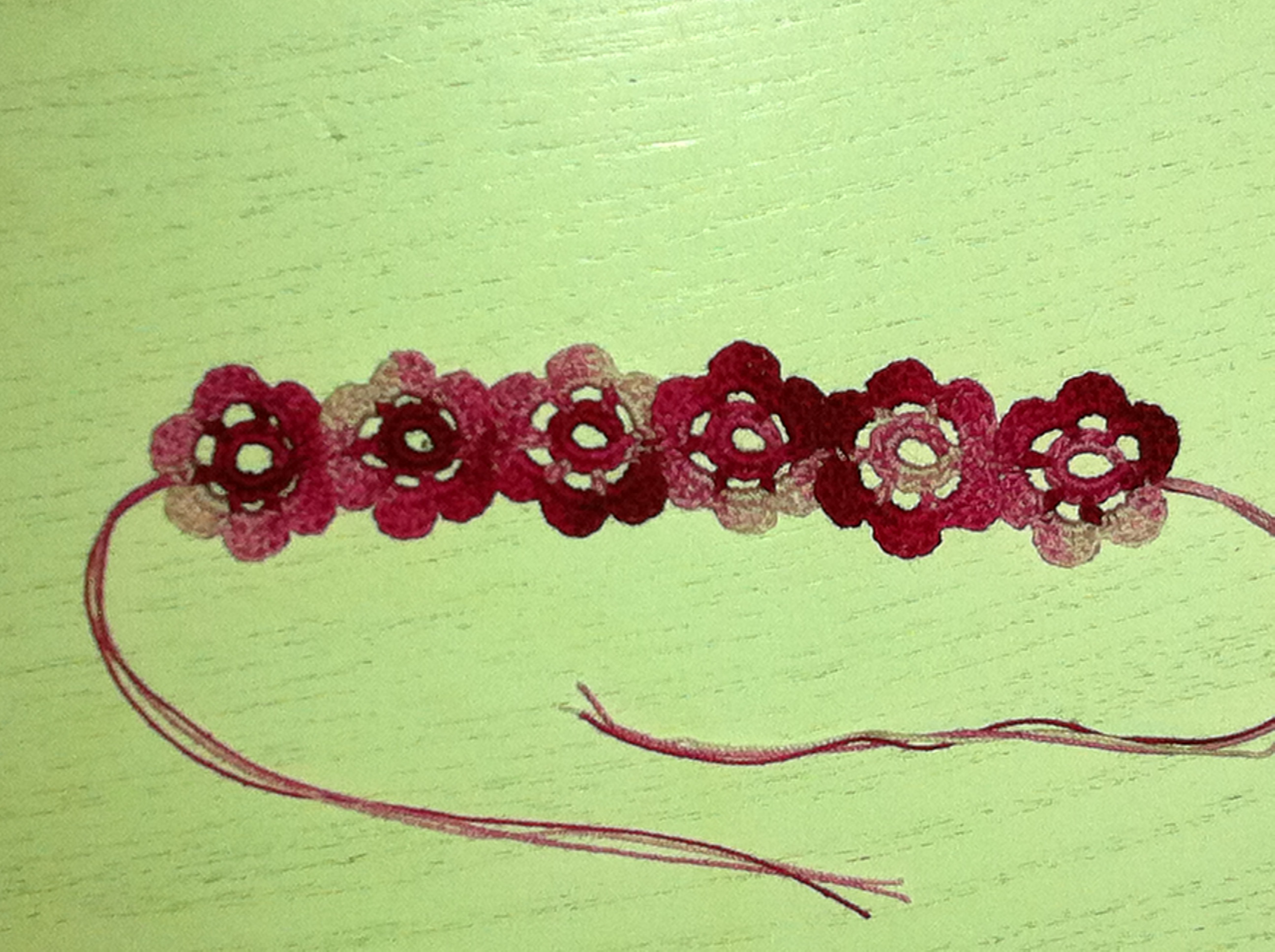 Ein rosarotes gehäkeltes Blümchen-Armband